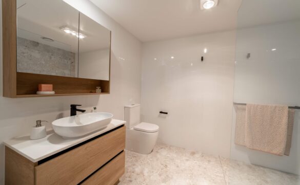 A Large accessible bathroom in one of our Oak Tree Retirement village apartments.