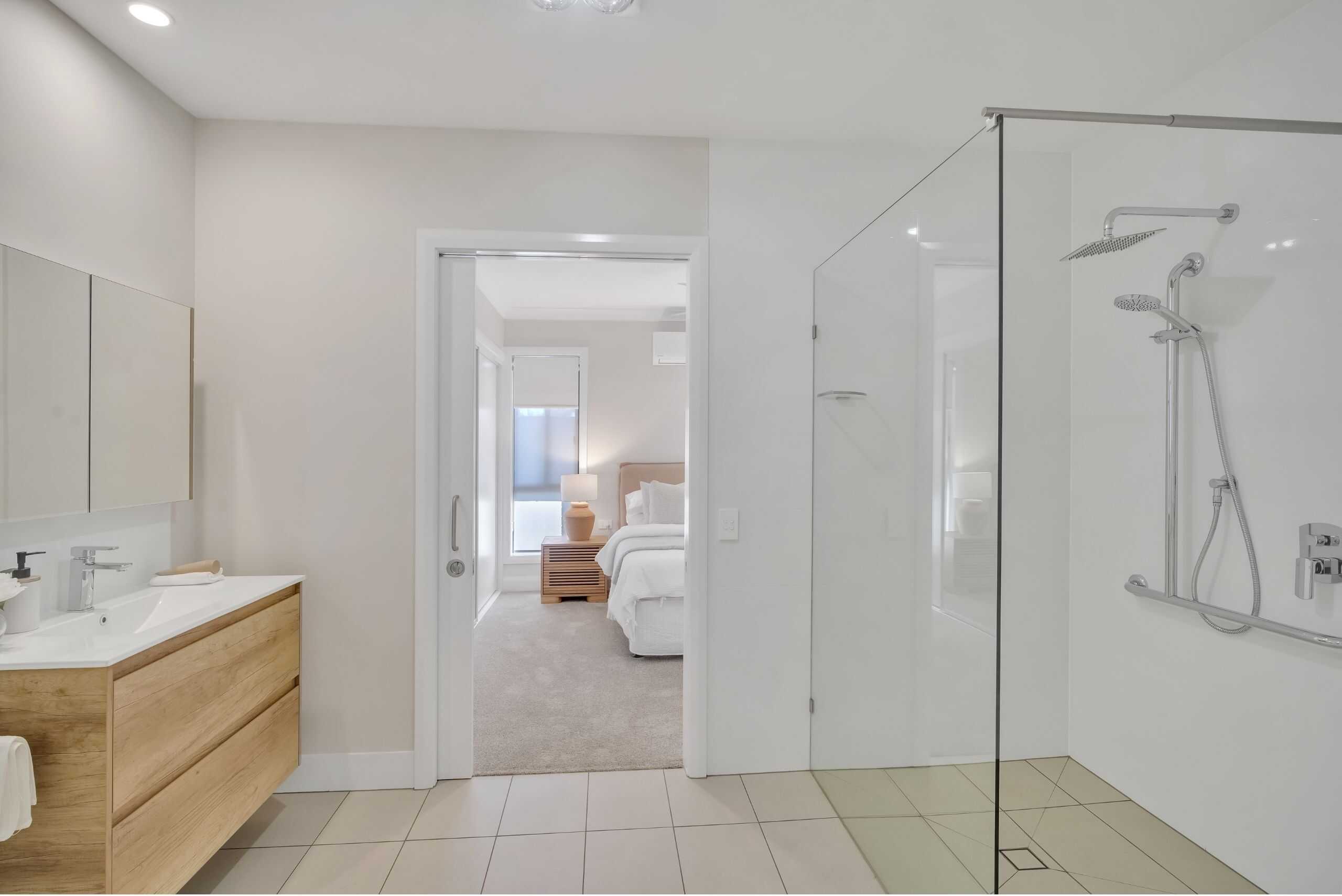 Oak Tree Retirement Village_Dubbo_Winton_Bedroom & ensuite_2560x1709