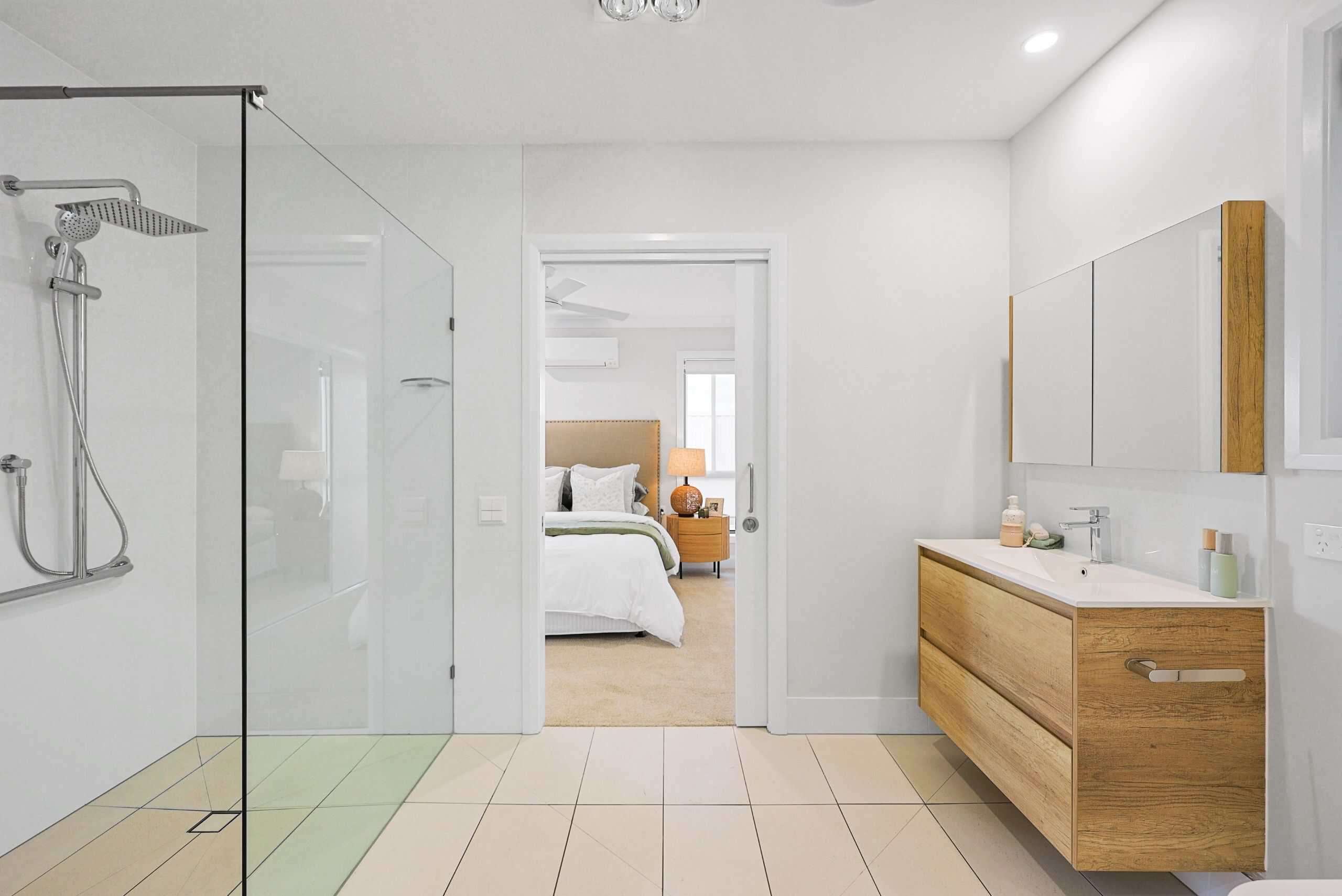 Oak Tree Retirement Village_Mudgee_Villa Type B_Bedroom and ensuite_Website 2560x1709