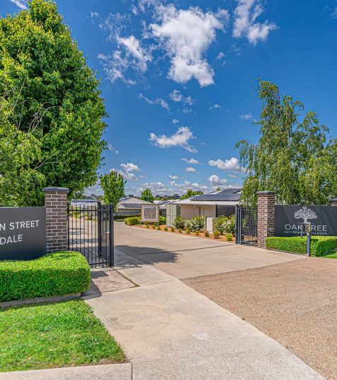 Entrance gates to Martin St, Armidale Oak Tree Retirement Village